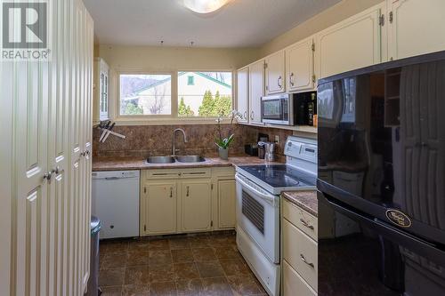 3606 Old Okanagan Highway, West Kelowna, BC - Indoor Photo Showing Kitchen