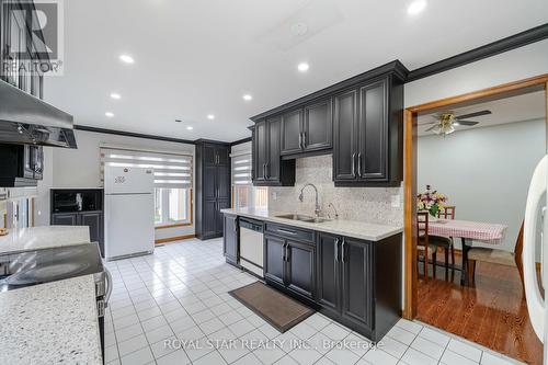 10 Hedgerow Avenue, Brampton, ON - Indoor Photo Showing Kitchen With Double Sink