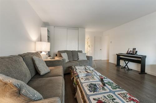 202-1390 Penticton Avenue, Penticton, BC - Indoor Photo Showing Living Room