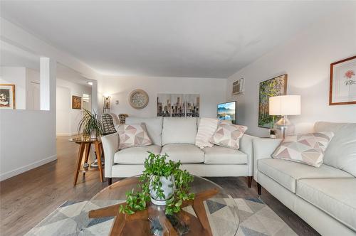 202-1390 Penticton Avenue, Penticton, BC - Indoor Photo Showing Living Room