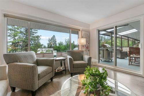 202-1390 Penticton Avenue, Penticton, BC - Indoor Photo Showing Living Room