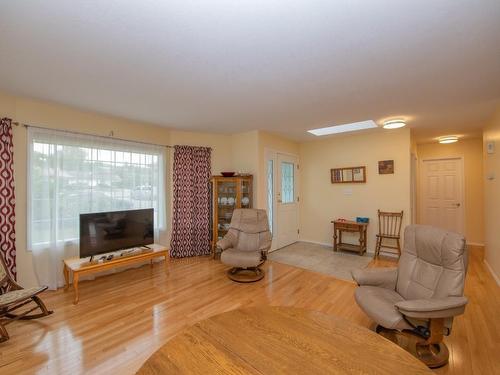 3918 22Nd Street, Vernon, BC - Indoor Photo Showing Living Room