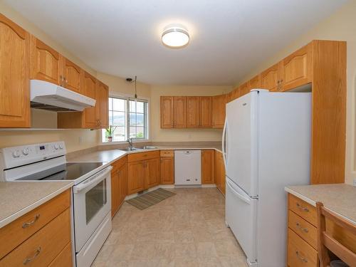 3918 22Nd Street, Vernon, BC - Indoor Photo Showing Kitchen With Double Sink