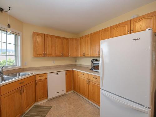 3918 22Nd Street, Vernon, BC - Indoor Photo Showing Kitchen With Double Sink