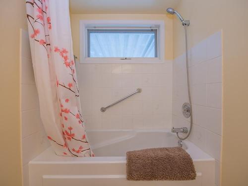 3918 22Nd Street, Vernon, BC - Indoor Photo Showing Bathroom