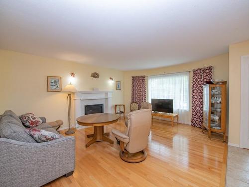 3918 22Nd Street, Vernon, BC - Indoor Photo Showing Living Room With Fireplace