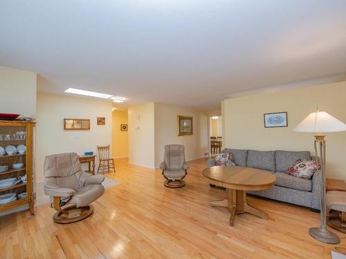 3918 22Nd Street, Vernon, BC - Indoor Photo Showing Living Room