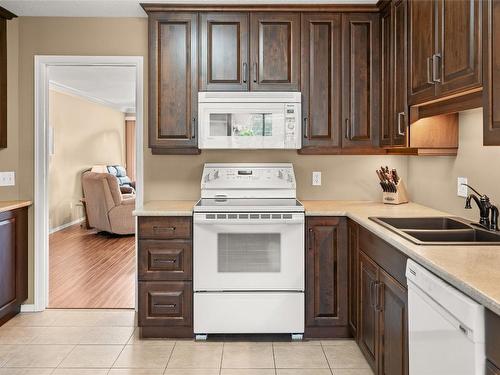 18-1886 Parkview Crescent, Kelowna, BC - Indoor Photo Showing Kitchen With Double Sink