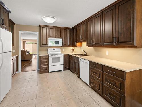 18-1886 Parkview Crescent, Kelowna, BC - Indoor Photo Showing Kitchen With Double Sink