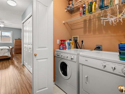 18-1886 Parkview Crescent, Kelowna, BC - Indoor Photo Showing Laundry Room