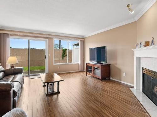 18-1886 Parkview Crescent, Kelowna, BC - Indoor Photo Showing Living Room With Fireplace