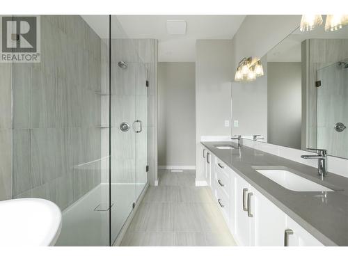595 Vineyard Way N Unit# 10, Vernon, BC - Indoor Photo Showing Bathroom