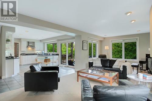 1152 Surrey Court, Mississauga, ON - Indoor Photo Showing Living Room