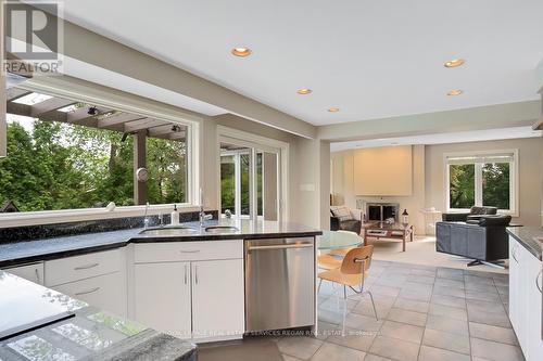 1152 Surrey Court, Mississauga, ON - Indoor Photo Showing Kitchen