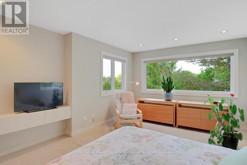 1152 Surrey Court, Mississauga, ON - Indoor Photo Showing Living Room