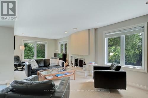 1152 Surrey Court, Mississauga, ON - Indoor Photo Showing Living Room