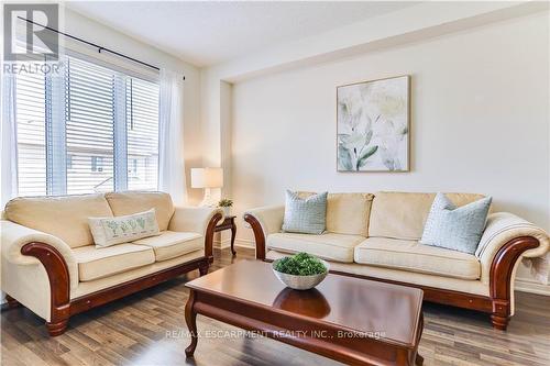 235 Skinner Road, Hamilton, ON - Indoor Photo Showing Living Room