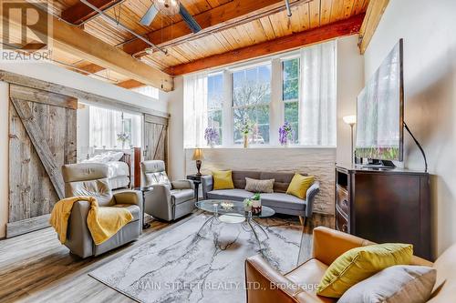 116 - 543 Timothy Street, Newmarket, ON - Indoor Photo Showing Living Room