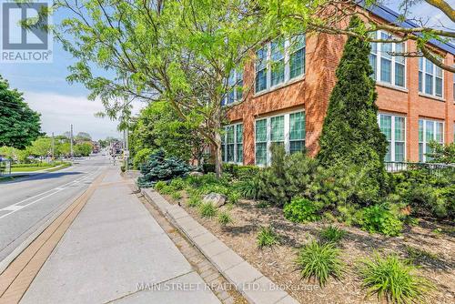 116 - 543 Timothy Street, Newmarket, ON - Outdoor