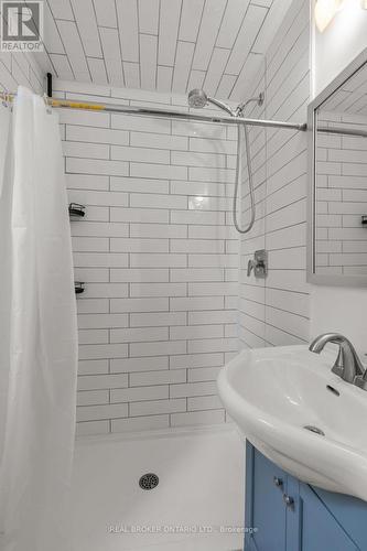 44 Colborne Street W, Orillia, ON - Indoor Photo Showing Bathroom