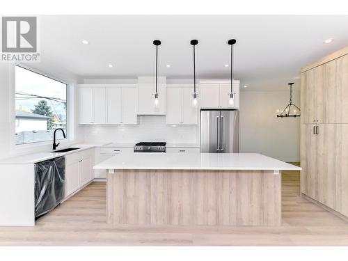 888 Patterson Avenue, Kelowna, BC - Indoor Photo Showing Kitchen With Upgraded Kitchen