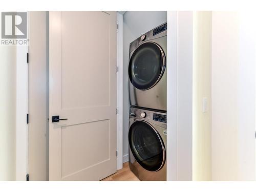 888 Patterson Avenue, Kelowna, BC - Indoor Photo Showing Laundry Room