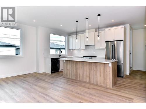 888 Patterson Avenue, Kelowna, BC - Indoor Photo Showing Kitchen With Upgraded Kitchen