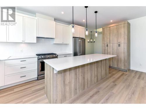 888 Patterson Avenue, Kelowna, BC - Indoor Photo Showing Kitchen With Upgraded Kitchen