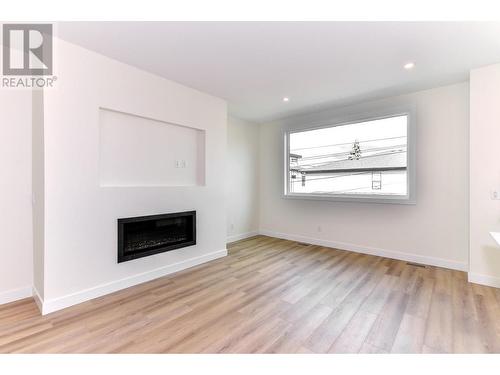 888 Patterson Avenue, Kelowna, BC - Indoor Photo Showing Living Room With Fireplace