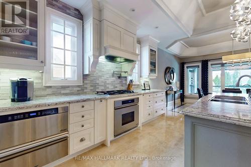 39 Valleyford Avenue, Richmond Hill, ON - Indoor Photo Showing Kitchen With Double Sink With Upgraded Kitchen