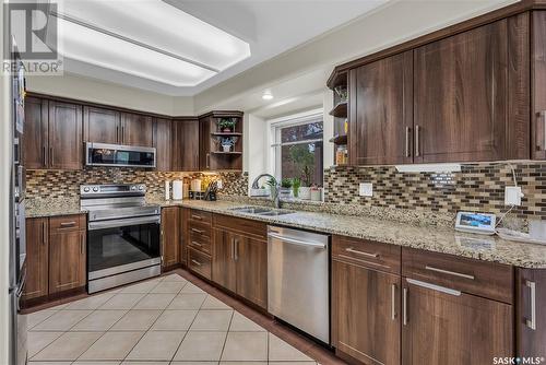 318 Blackthorn Crescent, Saskatoon, SK - Indoor Photo Showing Kitchen With Double Sink With Upgraded Kitchen