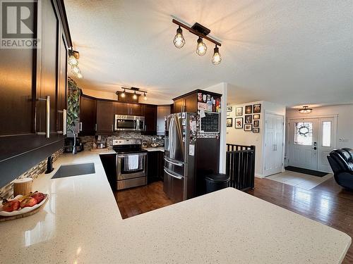 909 89 Avenue, Dawson Creek, BC - Indoor Photo Showing Kitchen