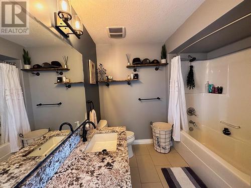909 89 Avenue, Dawson Creek, BC - Indoor Photo Showing Bathroom