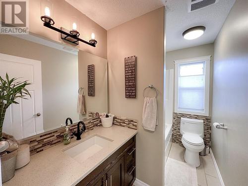 909 89 Avenue, Dawson Creek, BC - Indoor Photo Showing Bathroom