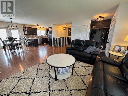 909 89 Avenue, Dawson Creek, BC - Indoor Photo Showing Living Room
