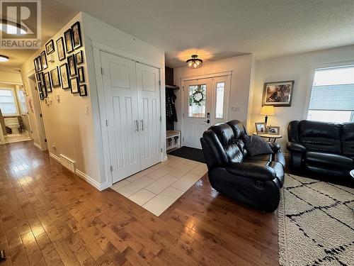 909 89 Avenue, Dawson Creek, BC - Indoor Photo Showing Living Room