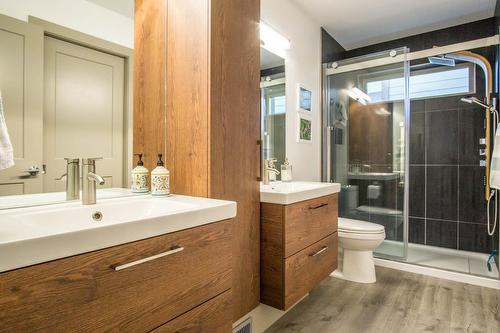 9 - 4926 Timber Ridge Road, Windermere, BC - Indoor Photo Showing Bathroom