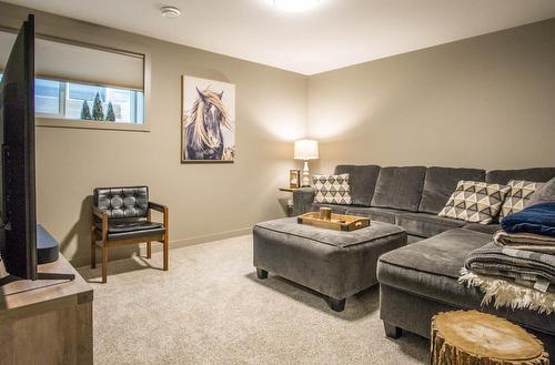 9 - 4926 Timber Ridge Road, Windermere, BC - Indoor Photo Showing Living Room