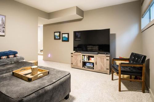 9 - 4926 Timber Ridge Road, Windermere, BC - Indoor Photo Showing Living Room