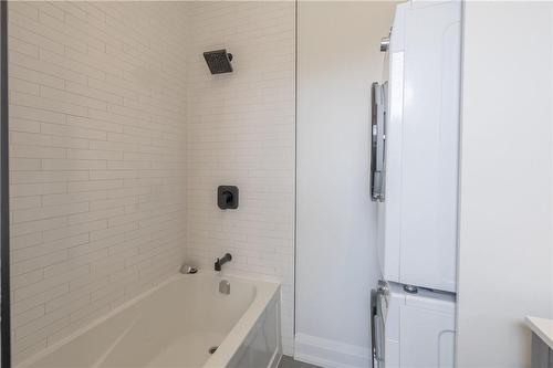 5 Florence Street, Hamilton, ON - Indoor Photo Showing Bathroom