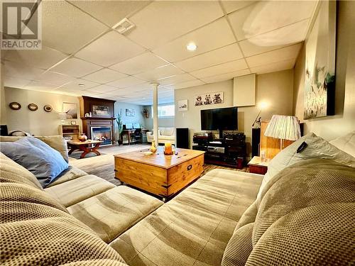 46 Ravenwood Crescent, Petawawa, ON - Indoor Photo Showing Living Room