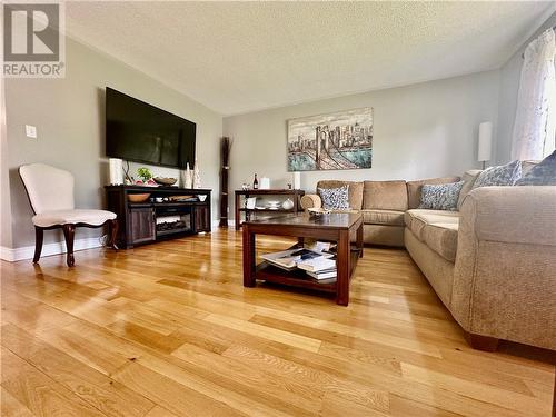 46 Ravenwood Crescent, Petawawa, ON - Indoor Photo Showing Living Room