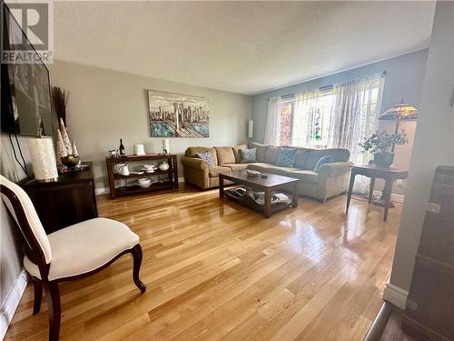 46 Ravenwood Crescent, Petawawa, ON - Indoor Photo Showing Living Room