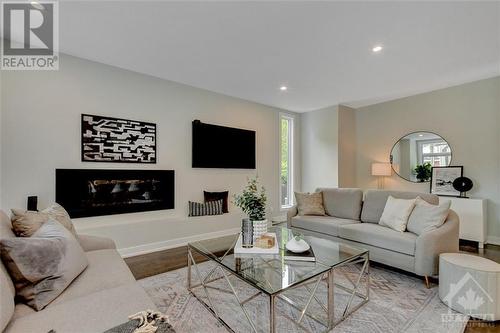182 Mountbatten Avenue, Ottawa, ON - Indoor Photo Showing Living Room