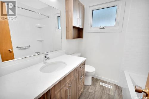 1112 Elliott Street, Regina, SK - Indoor Photo Showing Bathroom