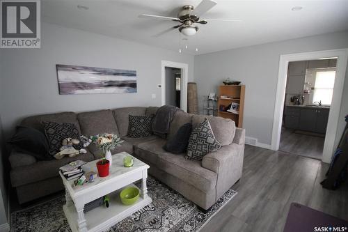 780 1St Street E, Shaunavon, SK - Indoor Photo Showing Living Room