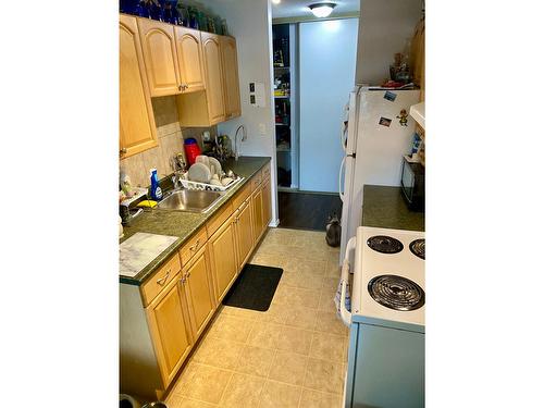 301 - 2126 68Th Avenue, Grand Forks, BC - Indoor Photo Showing Kitchen With Double Sink