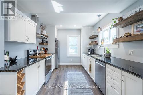 5344 Maple Street, Niagara Falls, ON - Indoor Photo Showing Kitchen With Upgraded Kitchen