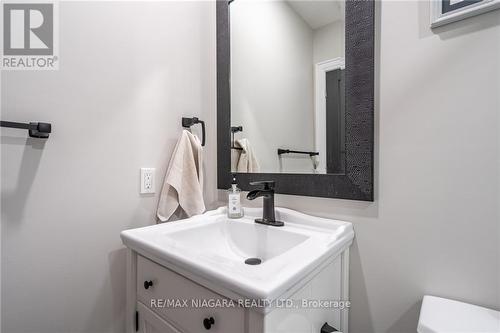 5344 Maple Street, Niagara Falls, ON - Indoor Photo Showing Bathroom