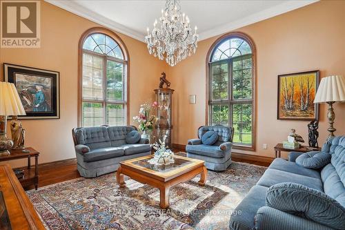 1630 Pelham Street, Pelham, ON - Indoor Photo Showing Living Room